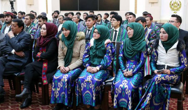 Başörtülü kızlar dersten çıkarıldı: Özbekistan tesettür kıyafetlerinin satışını ve giyilmesini yasaklandı