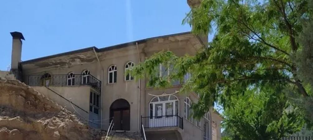 Yıllarca ‘camiler ahıra çevrildi’ diye CHP’ye yüklenen AKP’liler, lüks konut için cami yıkıyor
