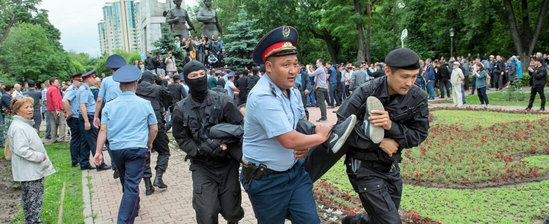 Kazakistan’da protesto düzenlenen bölgelerde OHAL ilan edildi