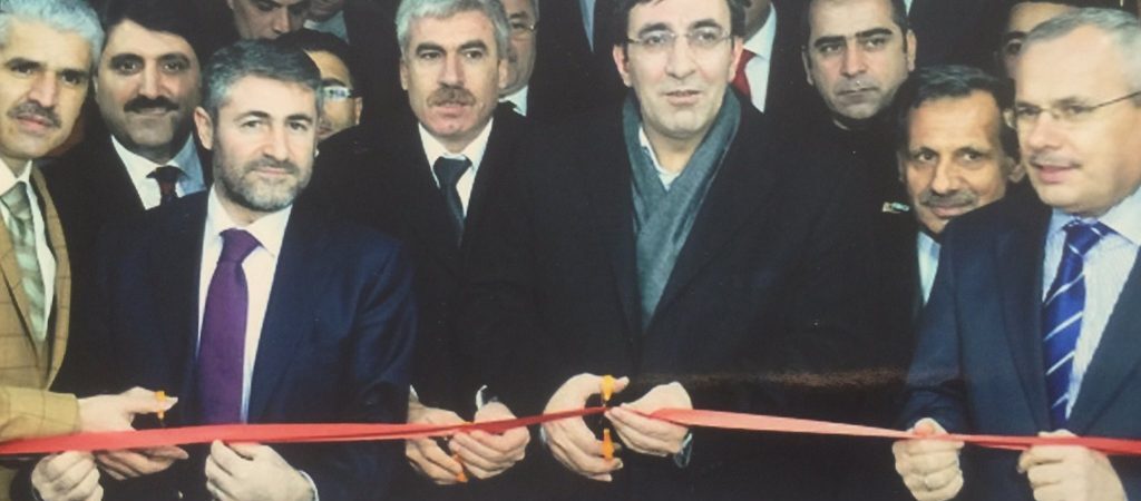 Nuran Arifoğlu, FEM’in açılışı fotoğrafını paylaştı: Ekonomi bakanına benzettim, gözlerine bakın o mu?