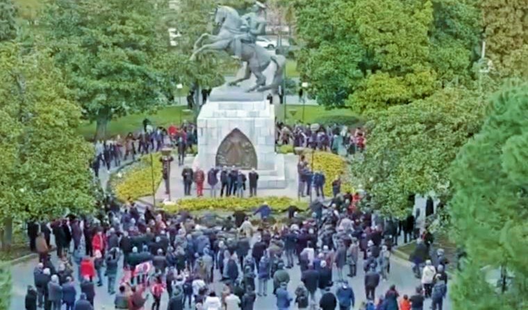Samsun’daki Atatürk Anıtı’na saldırıya insan zincirli protesto