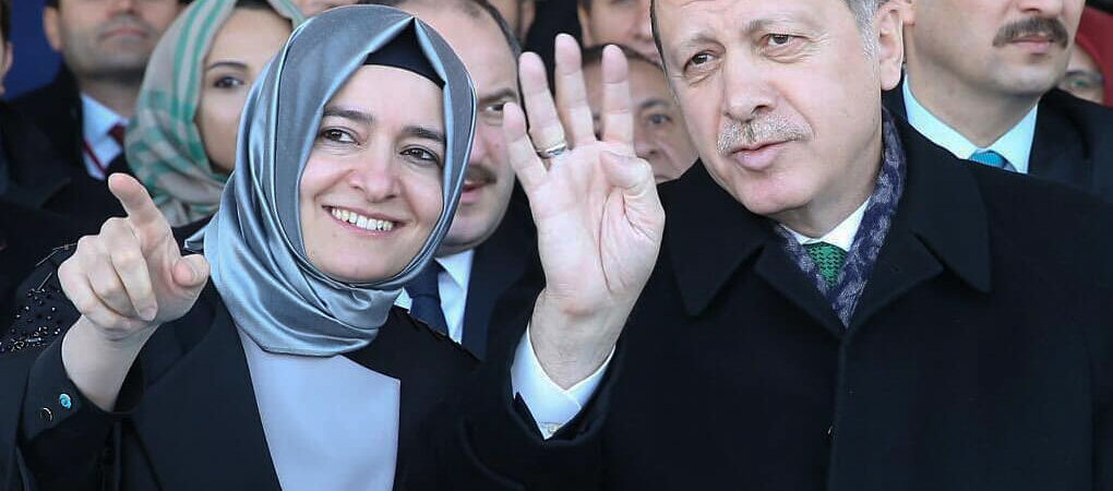 Hırsızlık ve yolsuzlukları bir bir çıkıyor: AKP’li F.Betül Sayan üniversiteden kabul aldı, İBB’ye girdi, burs çıktı