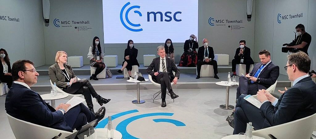 Ekrem İmamoğlu Münih Güvenlik Konferası’nda: Türkiye’de demokrasi sakat görülebilir; ancak ölmemiştir