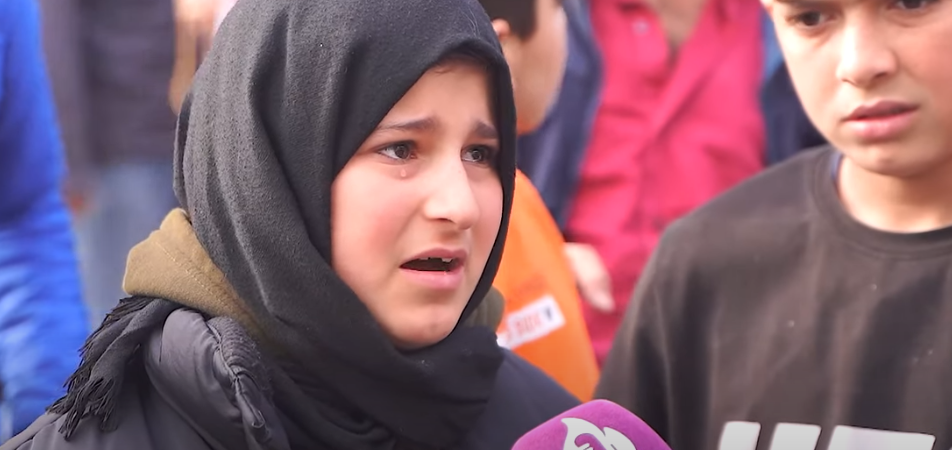 Mersin’de küçük kızın gözyaşlı feryadı yürekleri yaktı: Her şey çok pahalı olmuş, ekmek bile alamıyoruz