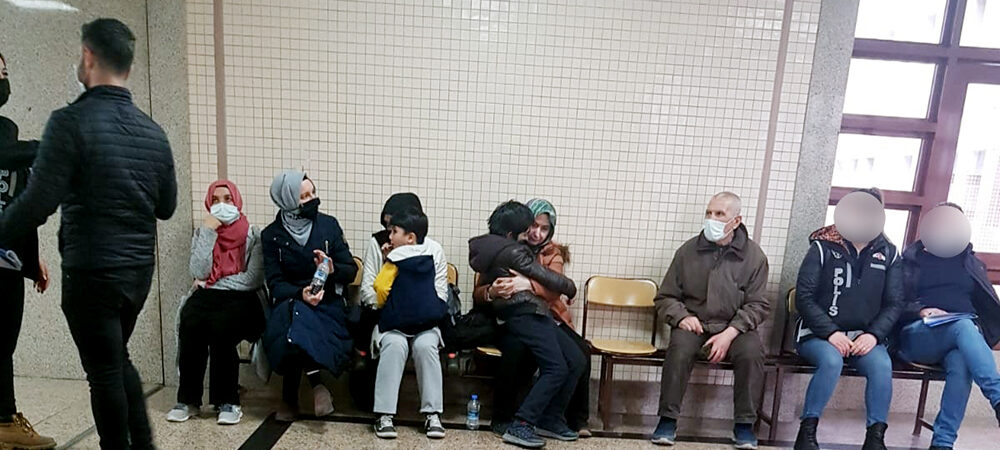AKP zulmü devam ediyor: Tutuklama kararı sonrası anneler, evlatlarıyla böyle vedalaştı
