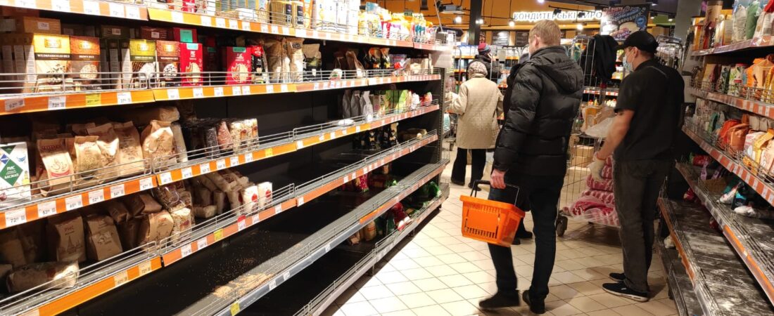Ukrayna’da, halk marketlere ve ATM’lere akın ediyor