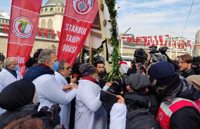 Tabipler Birliği’nin, Taksim’e çelenk konması engillendi: Doktorlar, ‘Utan Erdoğan!’ sloganları attı