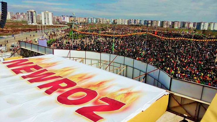 Renkleri, zılgıtları ve sloganlarıyla: Diyarbakır’da yüz binler Newroz’u kutluyor