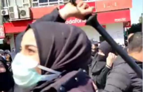 Erdoğan’ın ‘başörtülü bacıları’ yalanı: AKP rejminin ‘başörtülü’ polisinden, başörtülü kadına coplu dayak