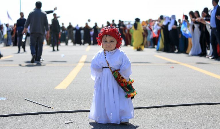 AKP Türkiye’sinde bu da oldu: Nevruz’da, yöresel kıyafet giydiği gerekçesiyle, 5 yaşındaki ikizlerin karkolda parmak izi alındı