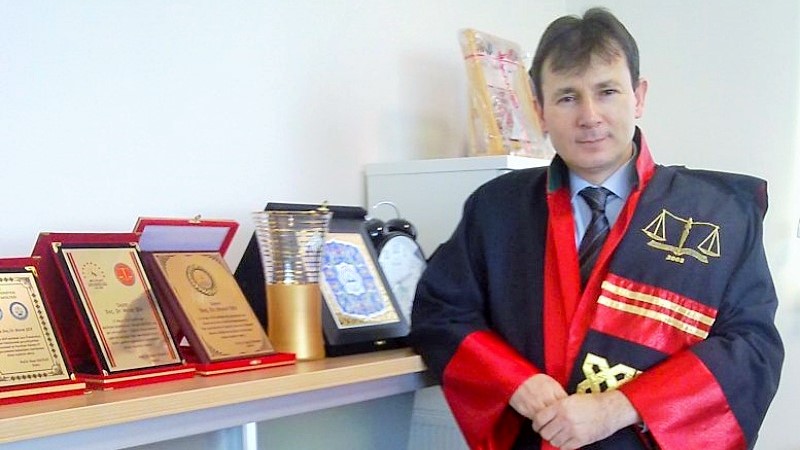 KHK ile üniversitesi kapatıldı: Hukuk profesörü Murat Şen, olmayan delilden 50 aydır cezaevinde
