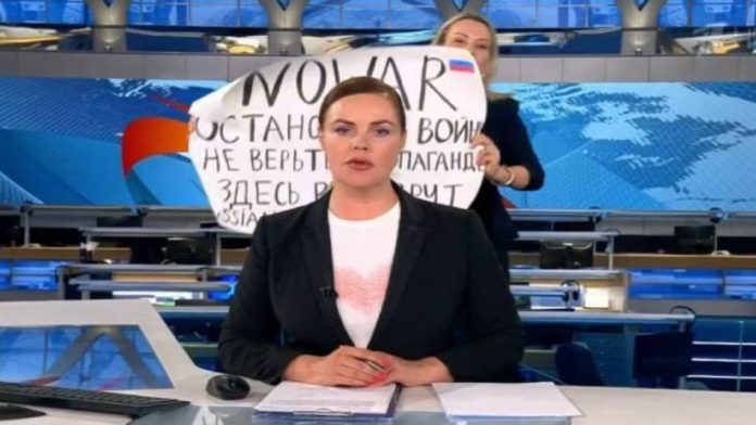 Rus TV kanalındaki canlı yayınında savaş karşıtı protesto: Propagandaya inanmayın, yalan söyleniyor