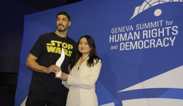 Zulüm için NBA kariyerini bir kenara koydu: Çin zulmüne susmayan Enes Kanter’e Freedom ‘Cesaret Ödülü’