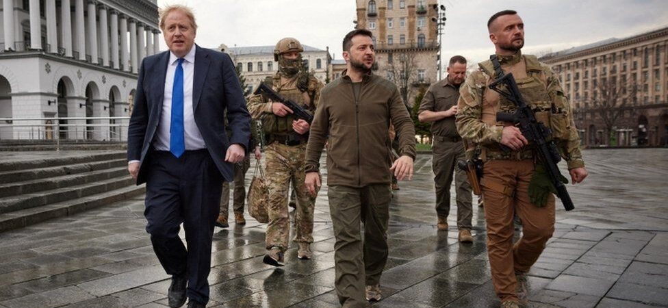 İngiltere’den askeri teçhizat sözü: İngiltere Başbakanı Johnson, Zelenskiy ile başkent Kiev sokaklarında yürüdü