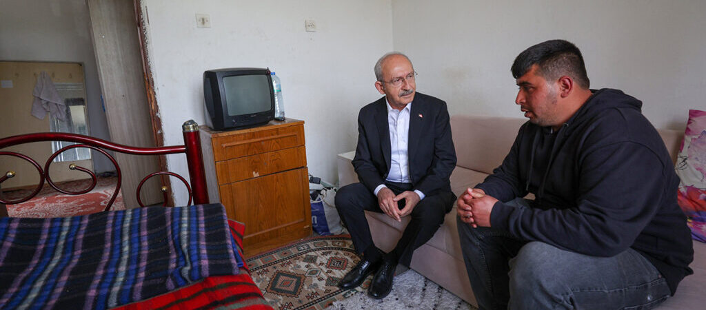 Kılıçdaroğlu, elektriği kesilen aileye dayanışma ziyaretinde bulundu