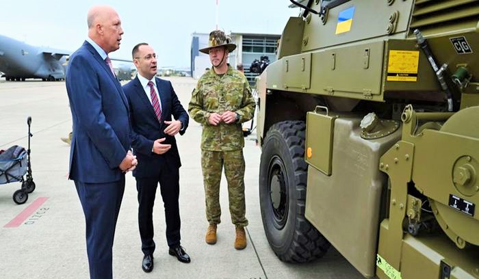 Avustralya’dan Ukrayna’ya zırhlı araç desteği: C-17 Globemaster uçağıyla Avrupa’ya sevk edildi