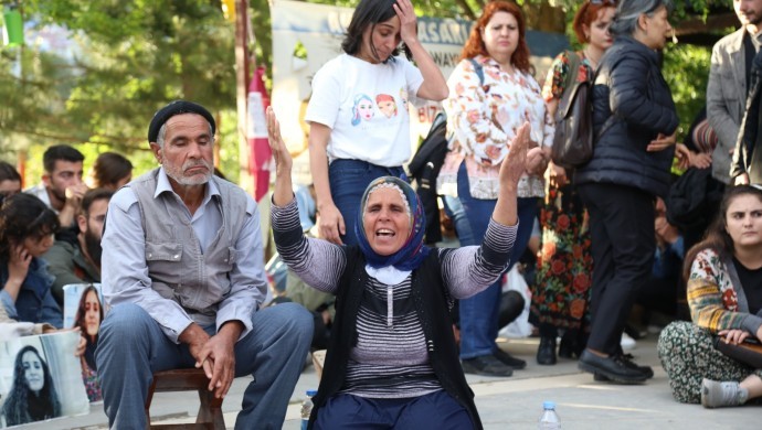 Oturma eylemini başlatan  Gülistan Doku’nun ailesi: Bulacağına söz verdin, nerdesin sen Süleyman Soylu?