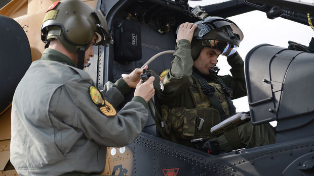 TSK, darbeden yargılanan pilot eğitmenlerine sarıldı