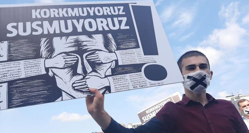 21 gazetecinin gözaltına alınmasına tepkiler devam ediyor: ‘Özgür basın yoksa, adil seçim de olamaz’