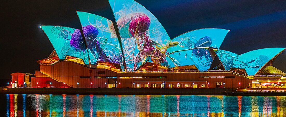 Opera Binası ışıl ışıl: Vivid Festivalinin ışıkları, Sydney Liman boğazına geri döndü