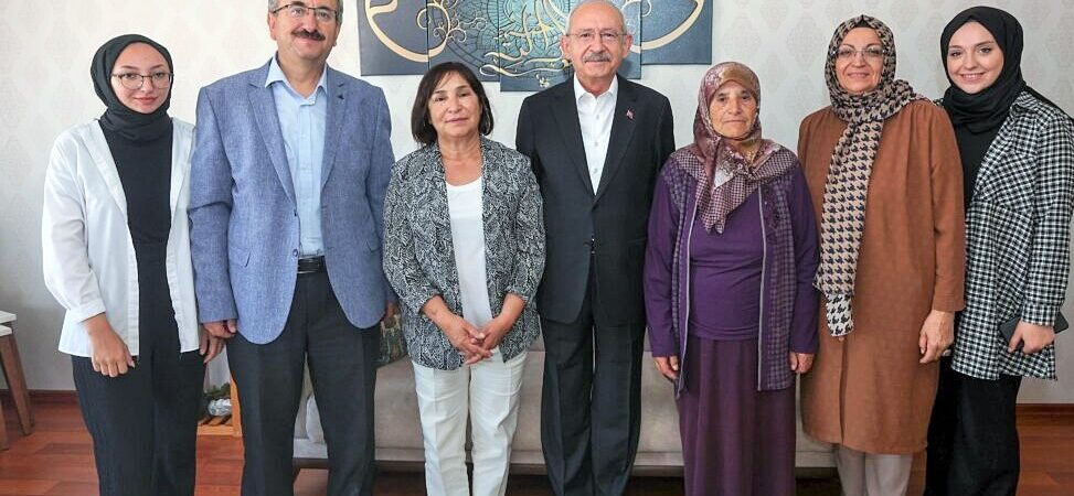 Kemal Kılıçdaroğlu’ndan 28 Şubat mağduru  Öğretmen Sultan Kara’yı evinde ziyaret etti
