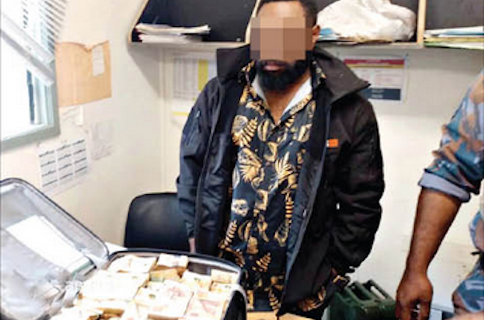 Papua Yeni Gine başbakanının oğlu bir bavul parayla yakalandı, tutuklandı