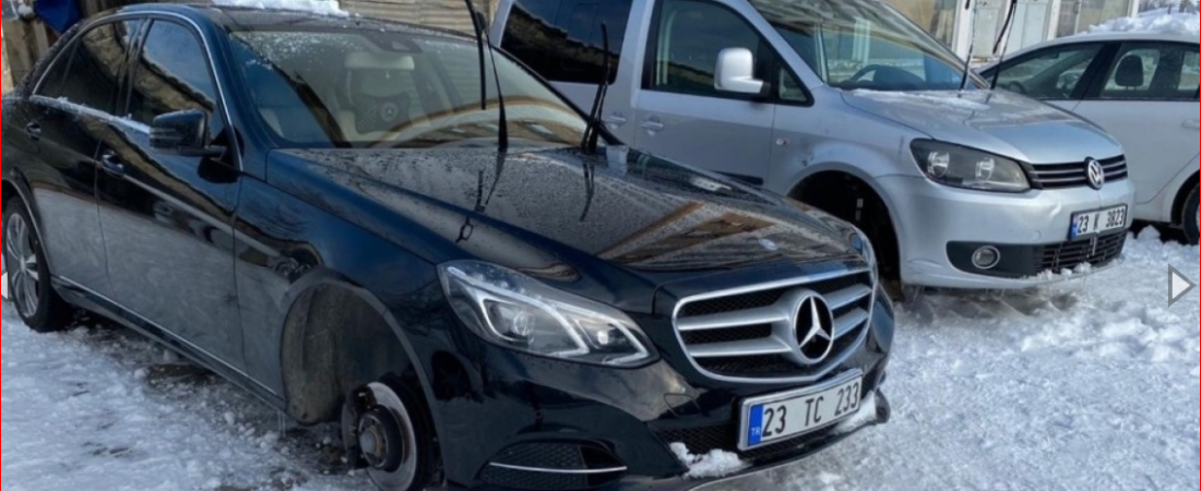 Tarihte böyle gasp ve yağma dönemi olmadı: Kapıdaki Mercedes’i bile parçalayarak sattılar