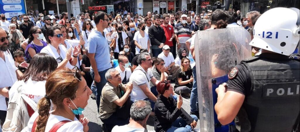 ‘Bakan istifa’ diyen sağlıkçılara polis saldırdı: ‘Bizi de mi öldüreceksiniz?’