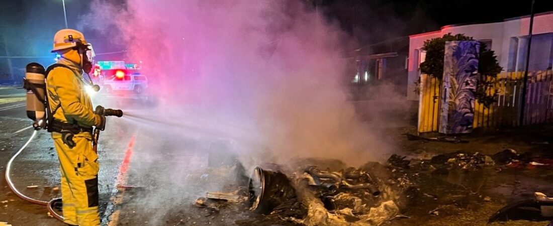 Gold Coast’da feci kaza: Alev topuna dönen lüks otomobilden son anda çıkarıldılar