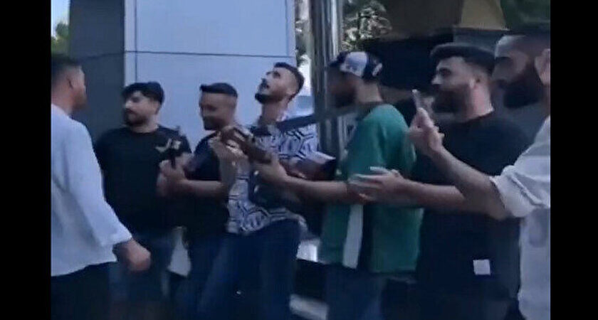 Zabıta Kürtçe müziği engelledi: Müzisyenler İBB önünde şarkılı protesto yaptı