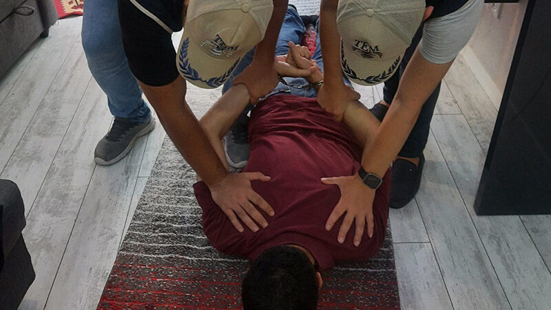 AKP rejiminden ‘terör’ operasyonu: Diş hekimini yere yatırılıp ters kelepçe takıldı