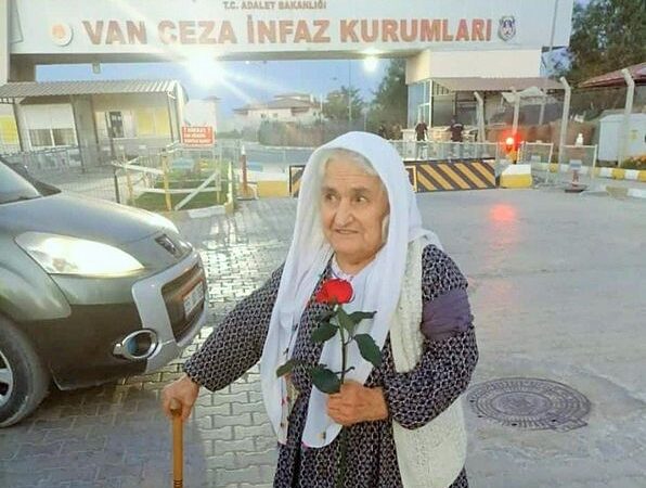 Eşinin zulüm süreci devam ediyor: 80 yaşındaki hasta ve engelli Makbule Özer tahliye edildi
