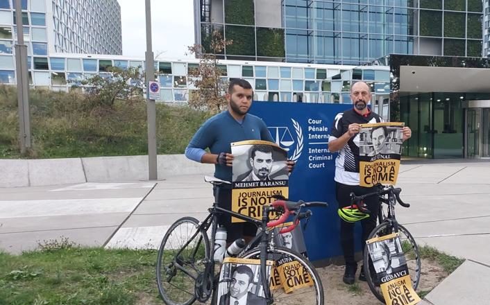 Sürgündeki gazeteci ve Avukat, 800 km bisiklet turunu Lahey önünde tamamladı: Tutsak arkadaşlarımız özgür olana kadar