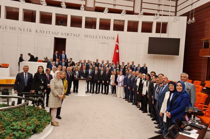 Gurur poz: ‘Sansür yasası’ AKP ve MHP’nin oylarıyla geçti