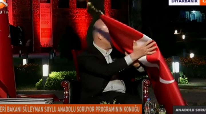 Süleyman Soylu’nun kafasına bayrak düştü