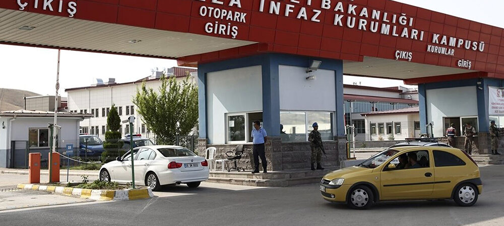 Cezaevi girişinde iki küçük kızının çıplak aranmasına karşı çıkan anneye 6 ay görüş yasağı