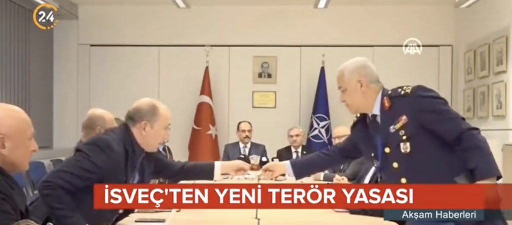 İbrahim Kalın’ın baş köşede oturduğu NATO zirvesinde, Korgeneral boş bardakları topladı
