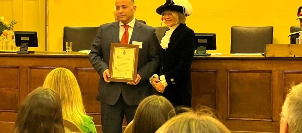 İngiltere’den Hizmet Hareketi Gönüllüsü Günaydın’a ‘High Sheriff’ takdir belgesi
