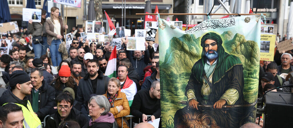 Köln’de binlerce kişi Suriye’deki Alevi katliamını protesto etti