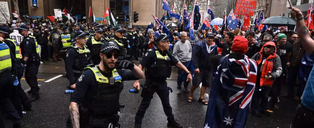 Göçmen karşıtları ile ırkçılık karşıtı protestocular karşı karşıya