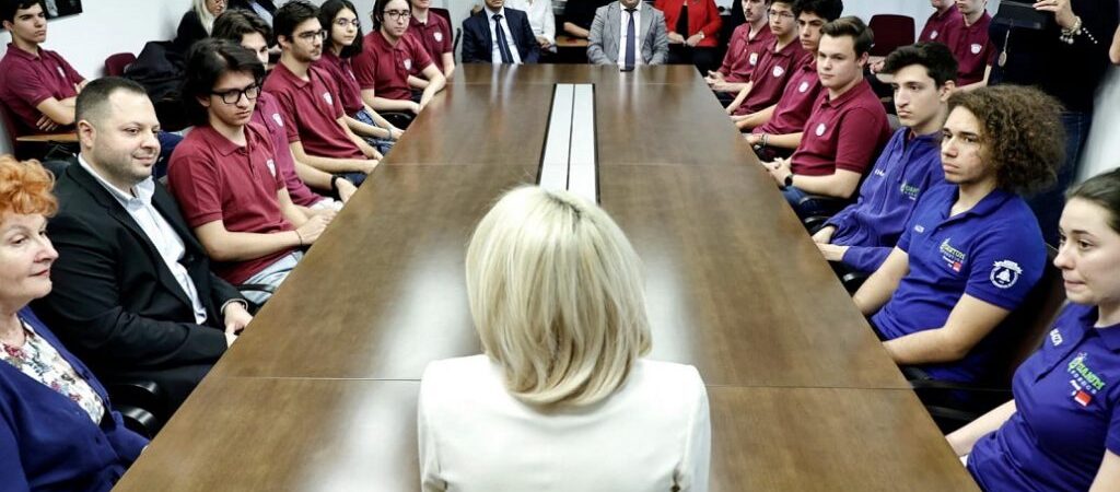 Romanya Kültür Bakanı olimpiyatça öğrencileri kabul etti: Ülkemizin geleceği olan bu gençlere çok ihtiyacımız var