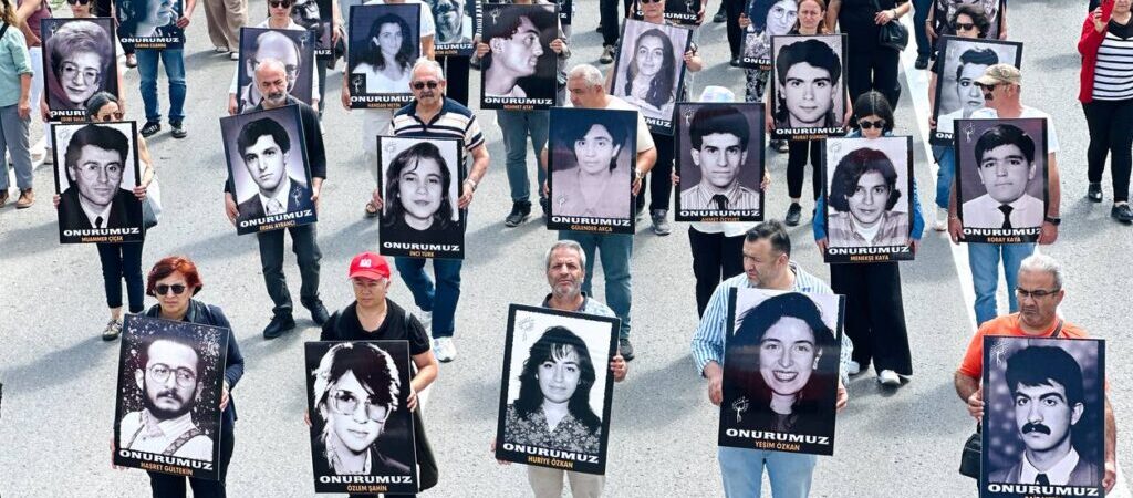 Madımak Katliamı’nda katledilen 33 aydın anıldı:CHP Lideri Özel ve DEM eş Genel Başkanı Bakırhan da yürüdü