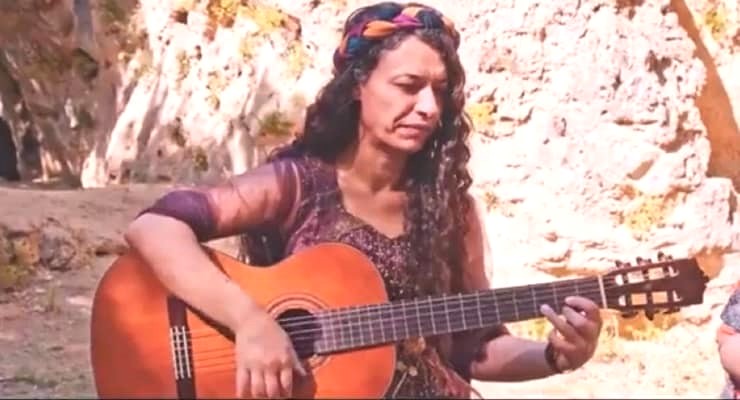 Kanser tedavisi gören Kürt sanatçı Emel Çiftçi tutuklandı