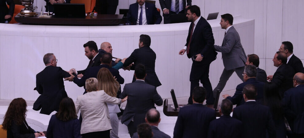 DEM Parti: AKP’li vekiller vandallıkta sınır tanımıyor