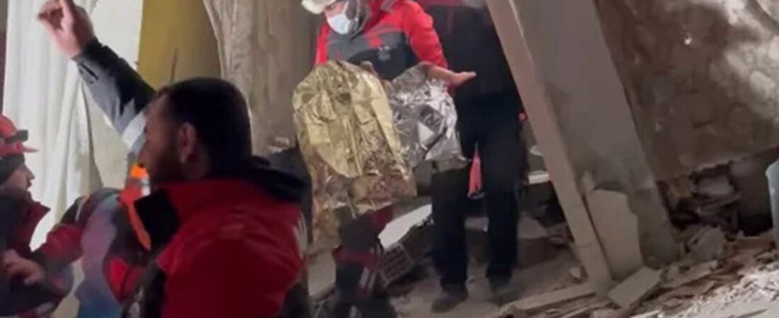 Bebeği kurtarmak için kolunu kestiren depremzede hastanede vefat etti