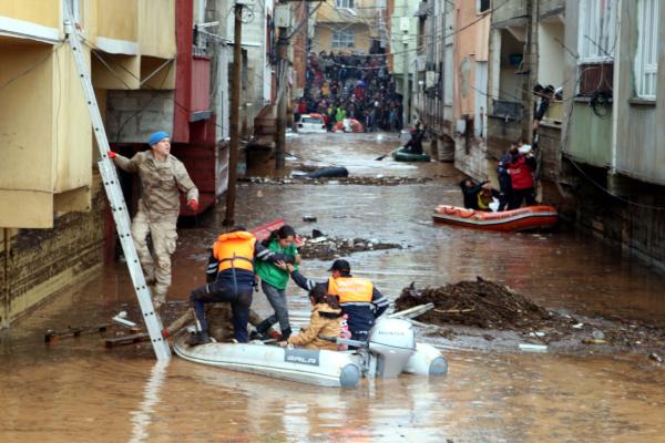 Depremden sonra sel felaketini yaşayan vatandaşlar: Yâ Rab, bize merhamet et