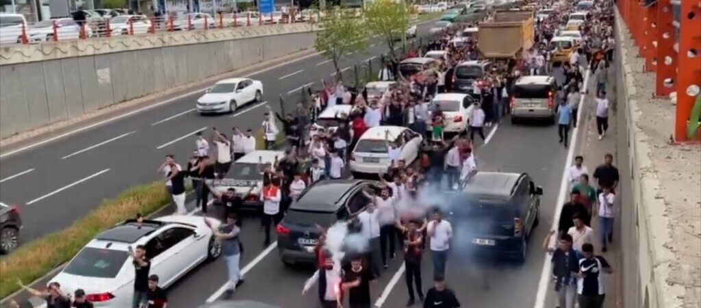 77 puanla lider: Diyarbakır’da Amedspor taraftarları galibiyet nedeniyle caddelere aktı