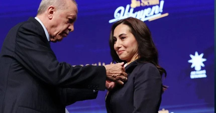 Erdoğan’ın, AKP rozetini taktığı eski CHP’li Özlem Vural’ın yüzüne tükürüldü
