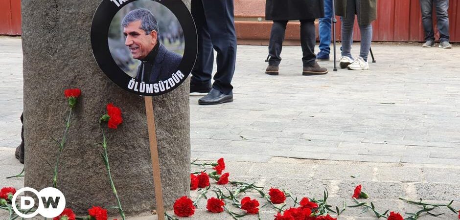 Tahir Elçi suikastı sanığı polislere beraat: Üç müebbetle yargılan polis de beraat ettirildi