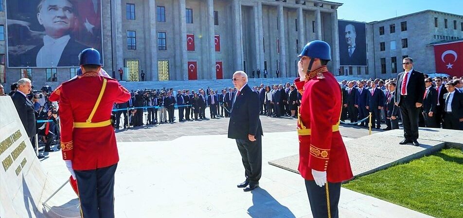 Erdoğan, Genel Kurul’a girdi, Deniz Baykal salonu terk etti
